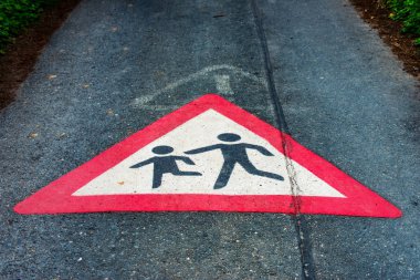 Trafik işareti dikkat çocuklar bir sokak katta oyun