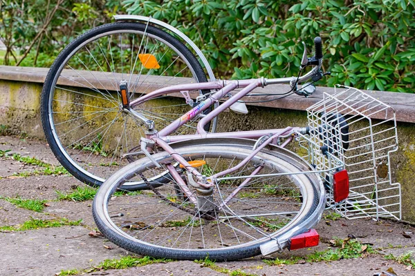 Przewrócone Pani rowerów w parku — Zdjęcie stockowe