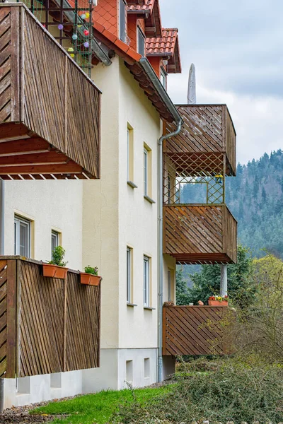 Деревянные балконы на многоквартирном доме — стоковое фото