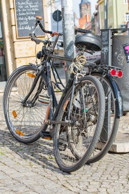 Bisiklet bir fener yanında bir çöp karşı yalın olabilir