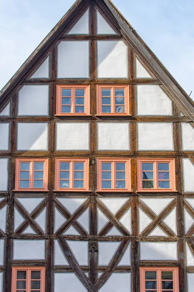 Oude vakwerkhuis met rustieke houten ramen — Stockfoto
