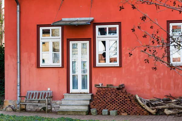 Red country house in Erfurt with white door on the terrace — Stock Photo, Image