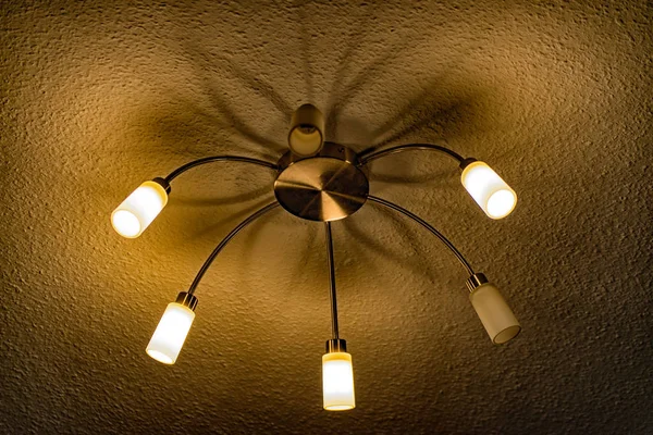 Taklampa i vardagsrummet med två trasiga glödlampor — Stockfoto