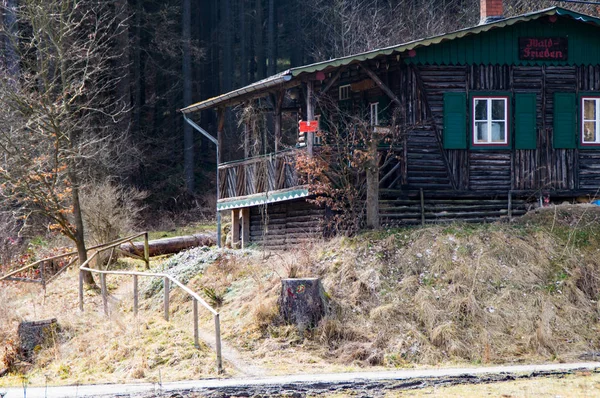 Cabaña de madera en medio del bosque — Foto de Stock
