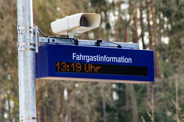 Fahrgastinformation am Bahnhof — Stockfoto