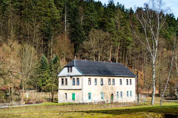 Stor bondgård i en by — Stockfoto