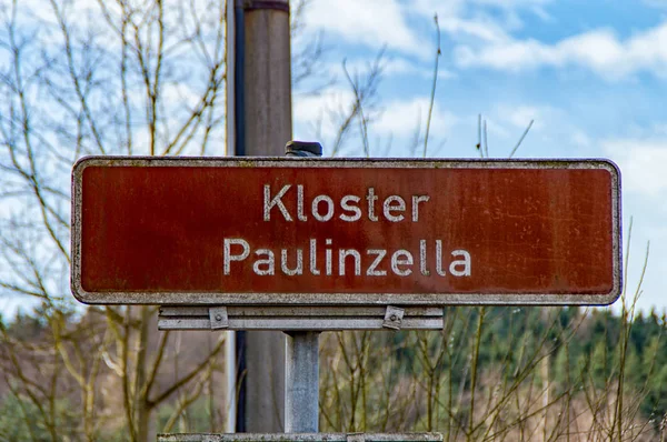 Schild mit der Inschrift Kloster Paulinzella — Stockfoto