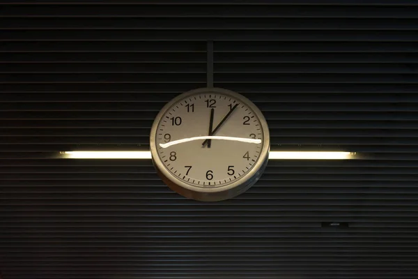 時計は、5 に 12 を示しています。 — ストック写真