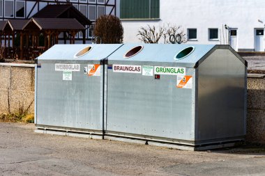 Yeşil cam, braunglas ve beyaz cam kaplar