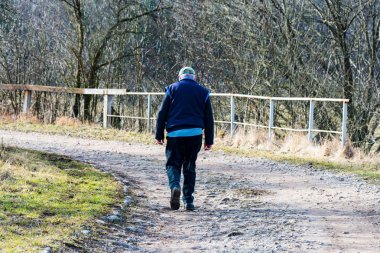 Yaşlı adam dolaşır