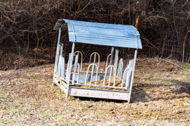 İnekler için beslenme kutusu