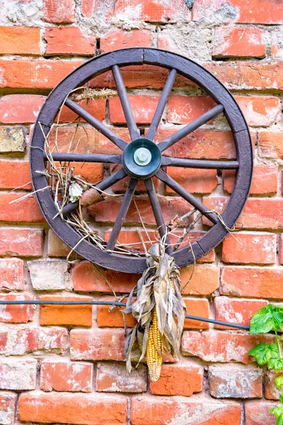 墙上挂着一个旧木轮 — 图库照片