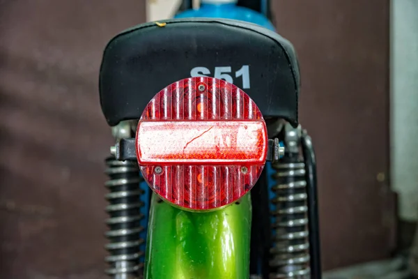Feu arrière rouge d'un Simson S51 — Photo