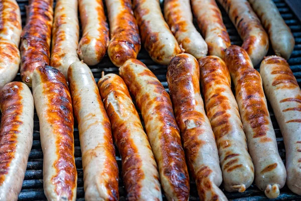 Sosis kızartma Thuringians ızgara ızgara