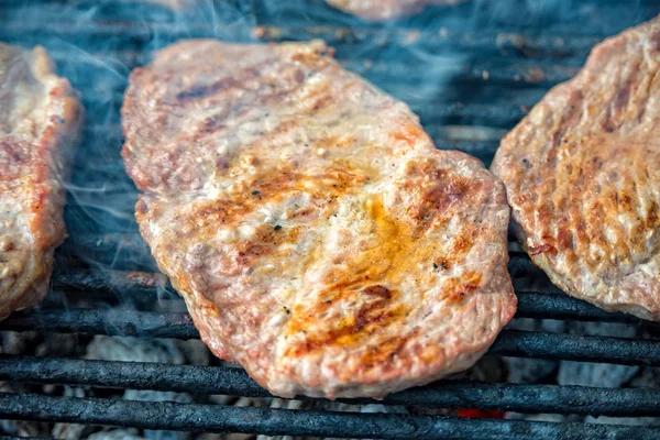 Le bistecche sono fritte sulla griglia — Foto Stock