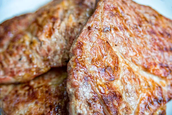 Le bistecche sono fritte sulla griglia — Foto Stock