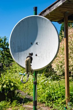 Bir bahçede duran eski uydu anteni