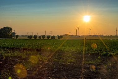 Gün batımından bir Köyü'nde bir alanın üzerinde