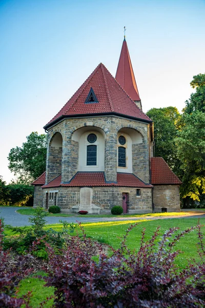 Oude rustieke kerk met de zonsondergang op een klein dorpje — Stockfoto