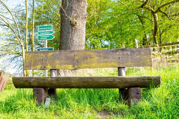 Banc de parc sur le sentier de randonnée — Photo