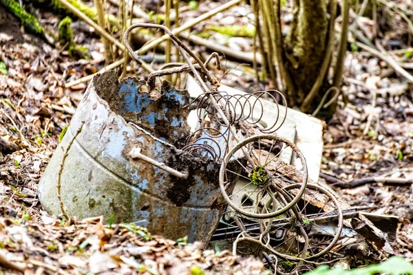 森林中的金属废物 — 图库照片