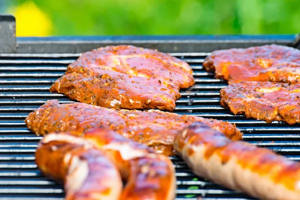 Steaks de porc et saucisses grillées — Photo