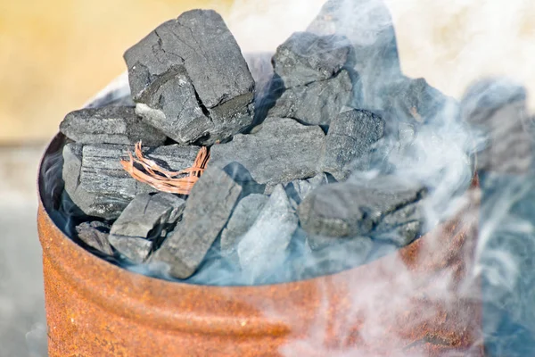 Резкий уголь на гриле — стоковое фото