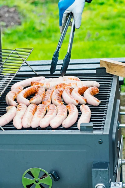 Salsiccia di marmocchio sono sulla griglia carbone — Foto Stock