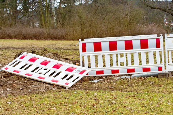 Bygga staket i parken med anarki tecken — Stockfoto