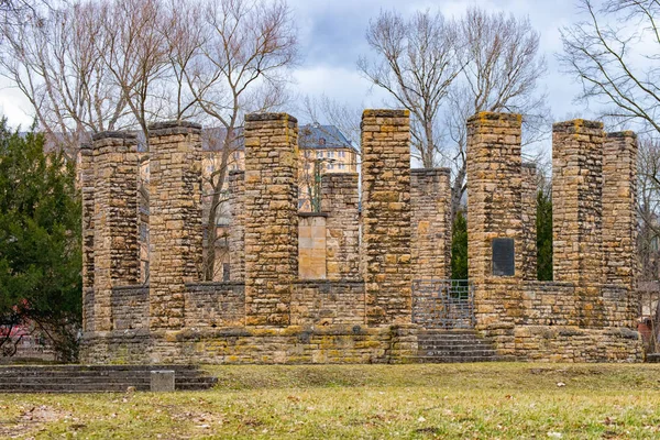 1. Weltkrieg-Denkmal im Heinepark in Rudolstadt mit der Heidecksburg im Hintergrund — Stockfoto