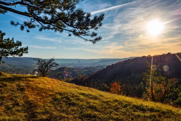 Jena, město na Saale v prostřední z Durynska a obklopený horami, v říjnu zlaté. — Stock fotografie