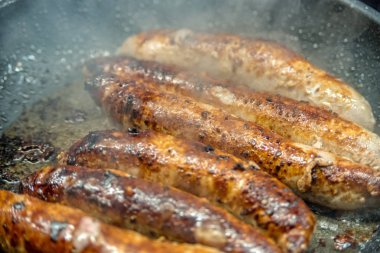 Çok kızarmış sosis tavada pişirilir