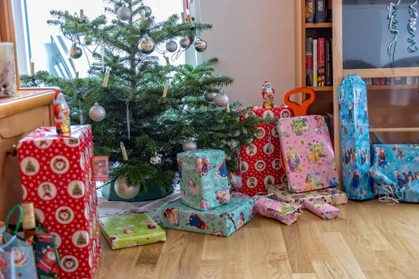 Juletreet med mange gaver til barna – stockfoto