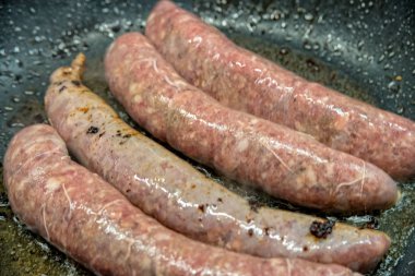 Çok kızarmış sosis tavada pişirilir