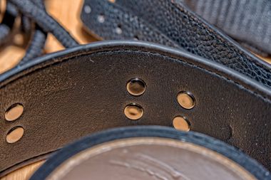 Deri yaka ile esaret için perçin