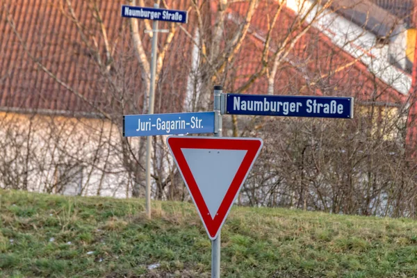 来自 Jena Naumburger 街和 Juri Gagarin 街街道的路标 — 图库照片