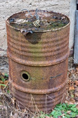 Eski paslı petrol varil bahçede