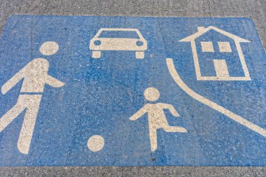 Bir sokak katında oyun bir yolda sembolü