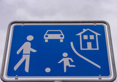 Oyun bir yol kenarında bir yol üzerinden trafik işareti
