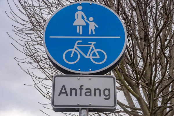 Vägskylt för starten av en vandringsled och en cykel körfält — Stockfoto