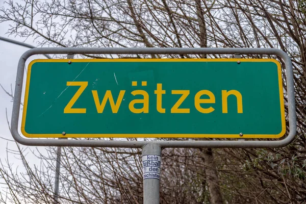 Verkehrsschild für den Ortseingang von Zwaetzen, einem Stadtteil von Jenas — Stockfoto