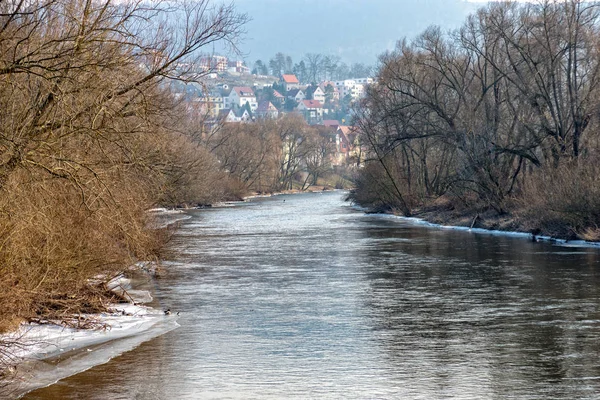 Ποταμού Saale χειμώνα με πάγο στις όχθες — Φωτογραφία Αρχείου