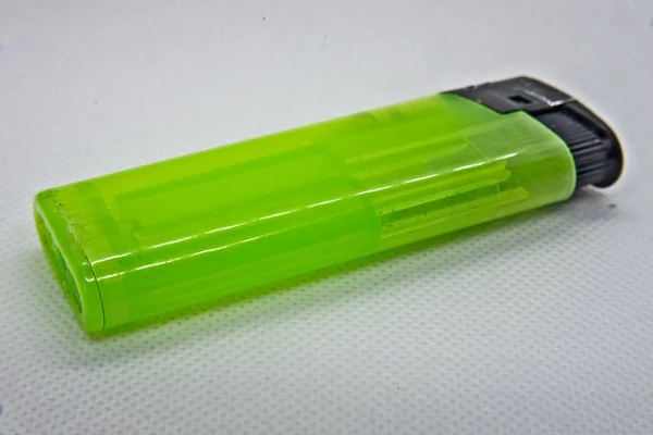 Зелений запальничка на білому тлі — стокове фото