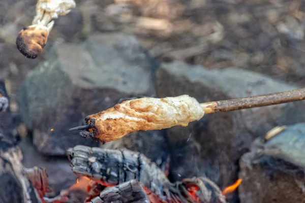 Хлеб, испечённый на огне — стоковое фото
