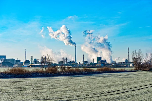 Fabryka Leuny w Leunie w Saksonii-Anhalt zimą w Niemczech — Zdjęcie stockowe