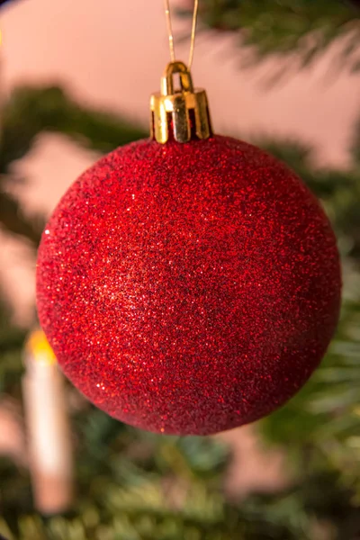圣诞树上的红色圣诞树球 — 图库照片