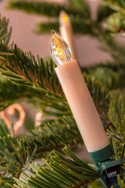 Vela blanca en un árbol de Navidad —  Fotos de Stock