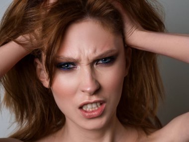 Şık makyajlı güzel bir kadın model. Parlak vesikalık.