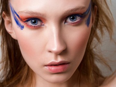 Şık makyajlı güzel bir kadın model. Parlak vesikalık.