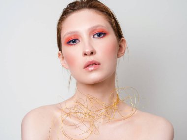 Şık makyajlı güzel bir kadın model. Parlak vesikalık.